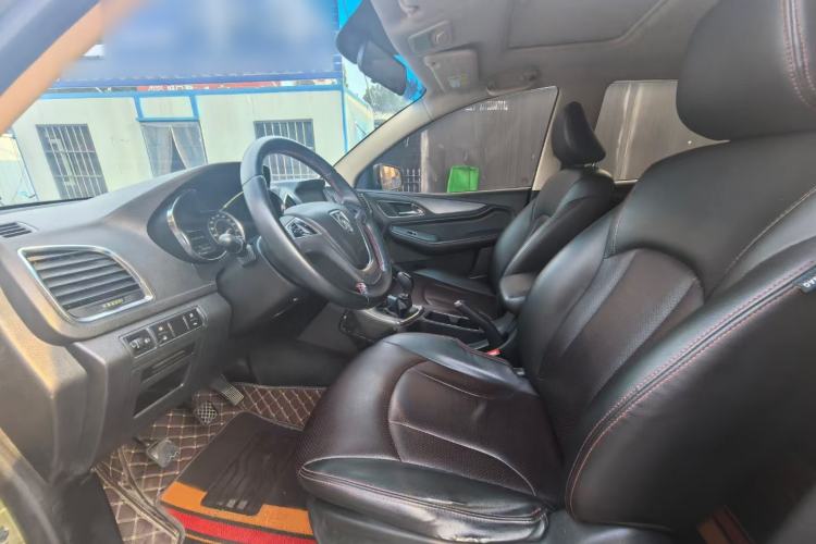 Used Baojun 560 2015 1.8L manual luxury version Interior 1