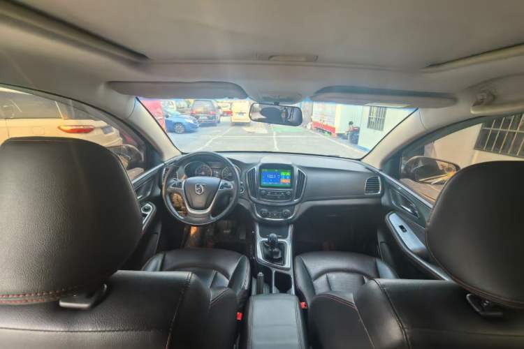 Used Baojun 560 2015 1.8L manual luxury version Interior 2