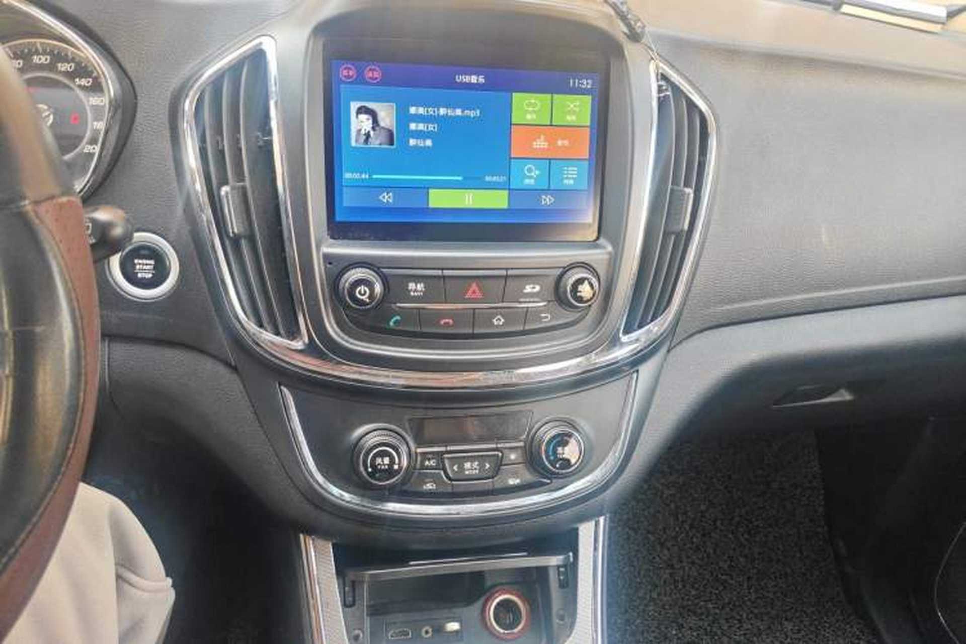 Used Baojun 560 2015 1.8L manual luxury version Audio And AC Panel