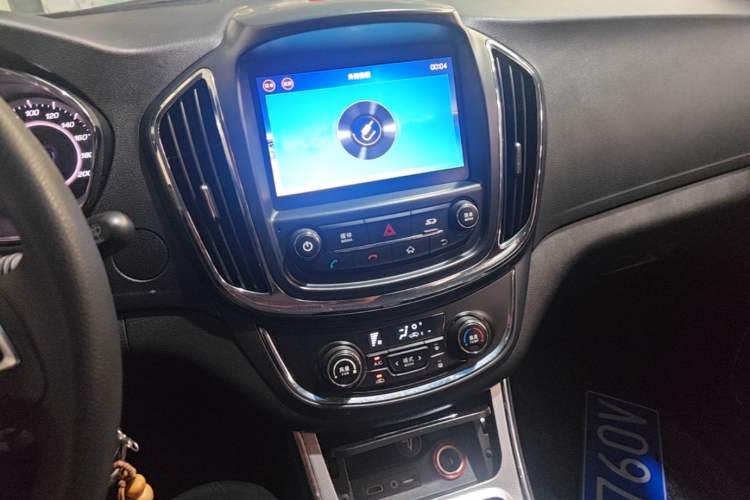 Used Baojun 560 2015 1.8L Manual Elite Edition Audio And AC Panel