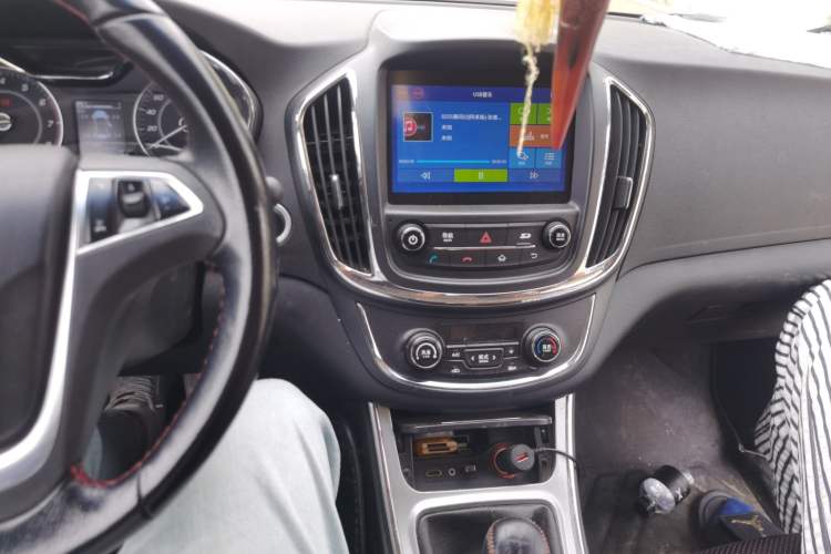 Used Baojun 560 2015 1.8L manual luxury version Audio And AC Panel