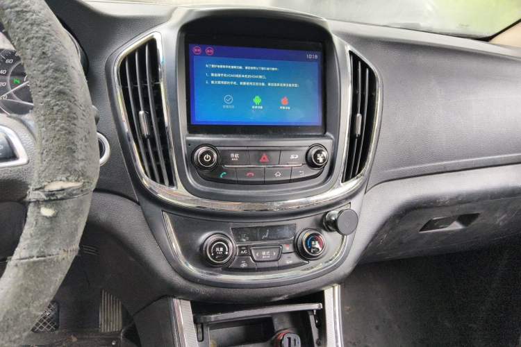 Used Baojun 560 2015 1.8L manual luxury version Audio And AC Panel