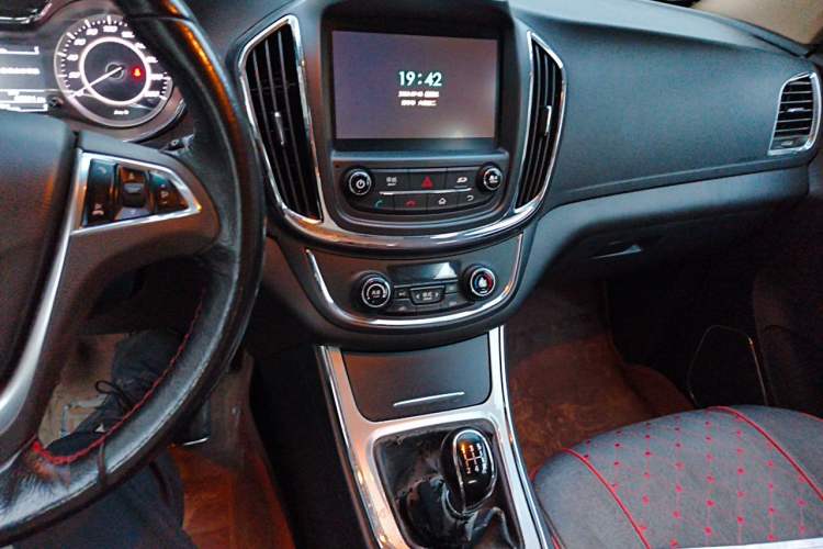 Used Baojun 560 2015 1.8L manual luxury version Audio And AC Panel
