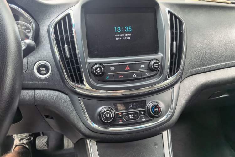 Used Baojun 560 2015 1.8L manual luxury version Audio And AC Panel