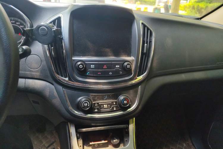 Used Baojun 560 2015 1.8L Manual Elite Edition Audio And AC Panel