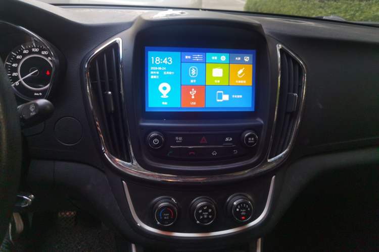 Used Baojun 560 2015 1.8L manual Comfort trim level Audio And AC Panel