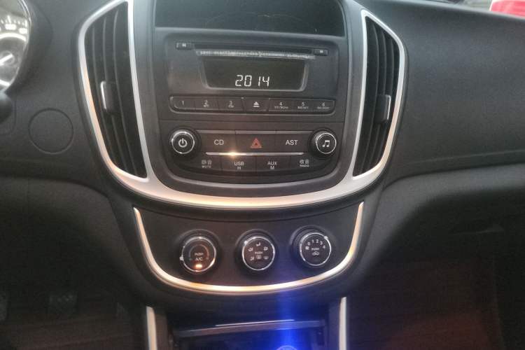 Used Baojun 560 2015 1.8L manual Comfort trim level Audio And AC Panel