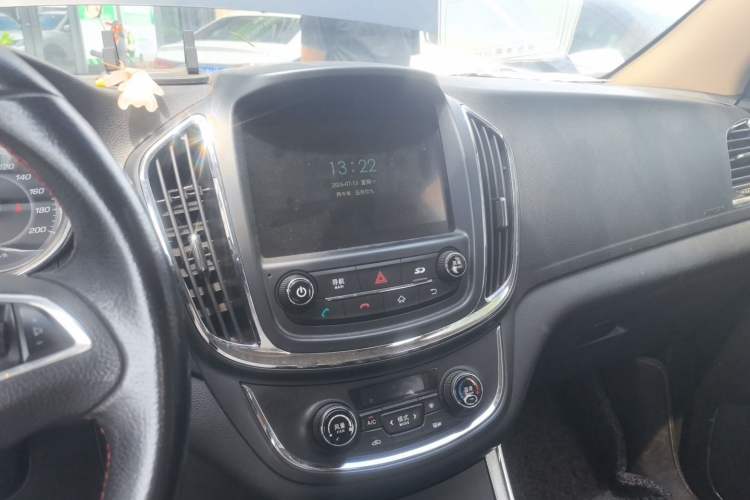 Used Baojun 560 2015 1.8L manual luxury version Audio And AC Panel