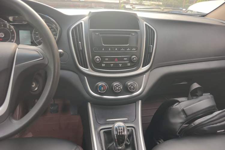 Used Baojun 560 2015 1.8L manual Comfort trim level Audio And AC Panel