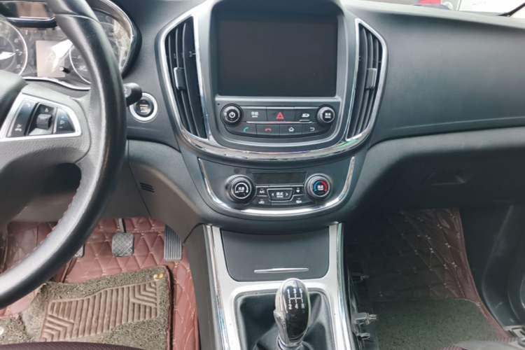 Used Baojun 560 2015 1.8L manual luxury version Audio And AC Panel