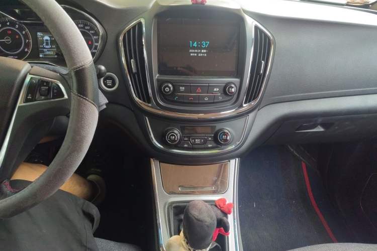 Used Baojun 560 2015 1.8L manual luxury version Audio And AC Panel