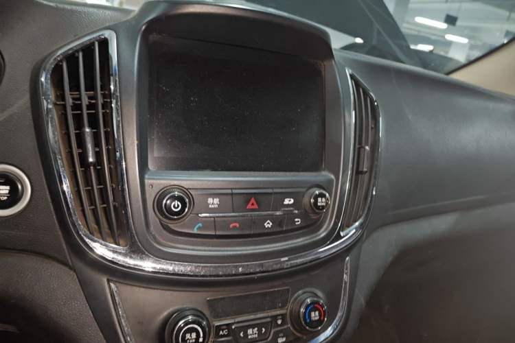 Used Baojun 560 2015 1.8L manual luxury version Audio And AC Panel