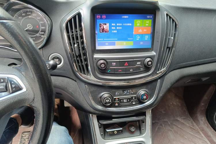 Used Baojun 560 2015 1.8L manual luxury version Audio And AC Panel