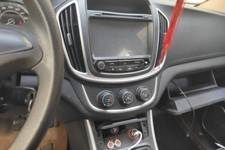 Used Baojun 560 2015 1.8L manual Comfort trim level Audio And AC Panel