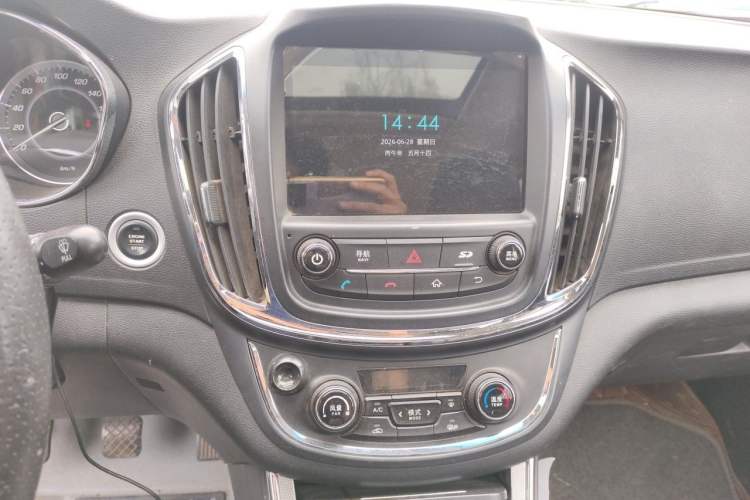 Used Baojun 560 2015 1.8L manual luxury version Audio And AC Panel