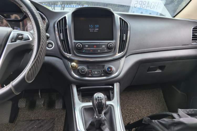 Used Baojun 560 2015 1.8L manual luxury version Audio And AC Panel