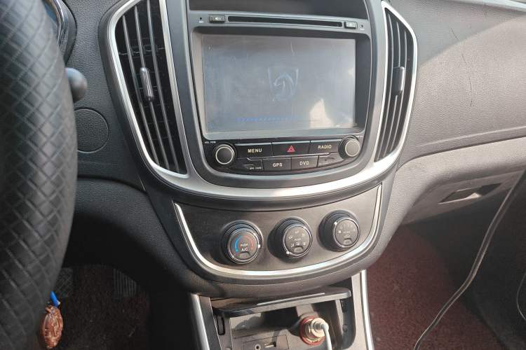 Used Baojun 560 2015 1.8L manual Comfort trim level Audio And AC Panel