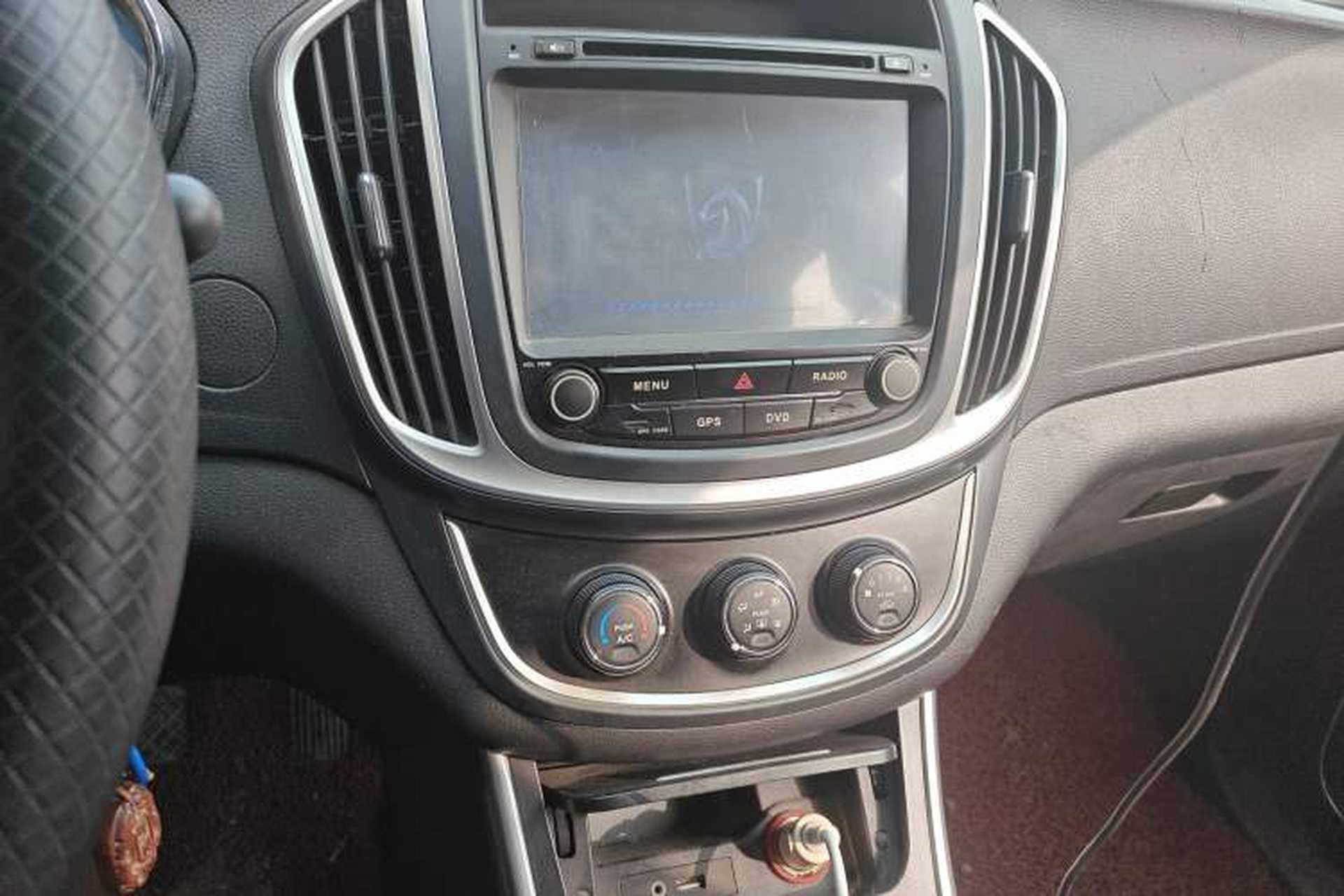 Used Baojun 560 2015 1.8L manual Comfort trim level Audio And AC Panel