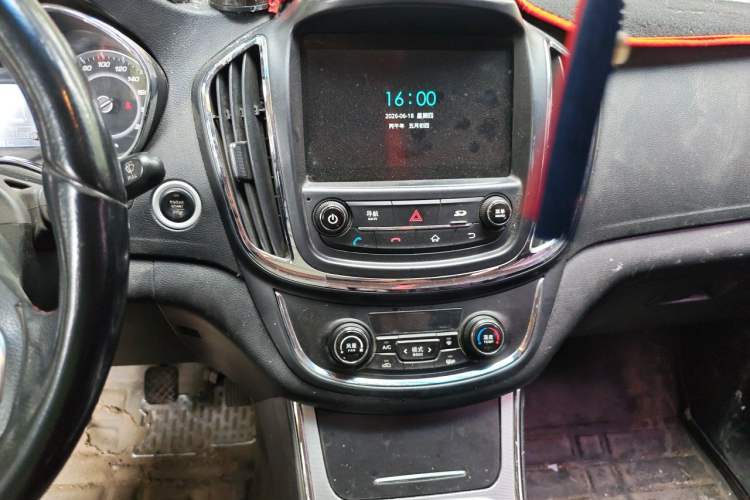 Used Baojun 560 2015 1.8L manual luxury version Audio And AC Panel