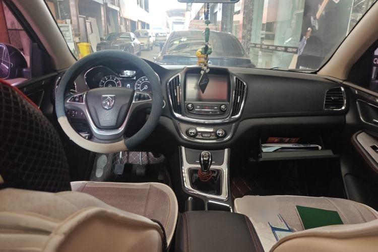 Used Baojun 560 2015 1.8L manual luxury version Center Console