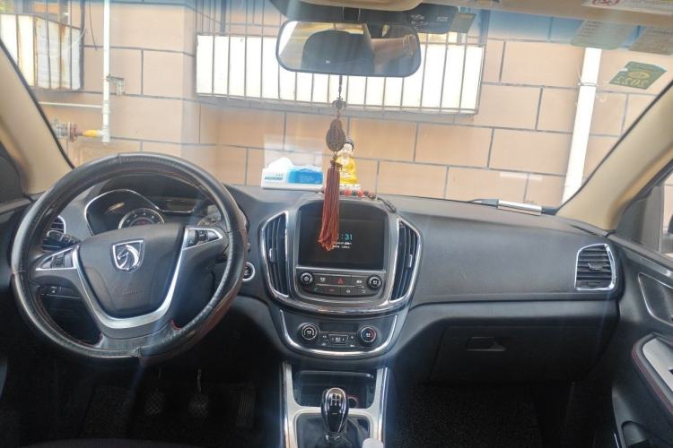 Used Baojun 560 2015 1.8L manual luxury version Center Console