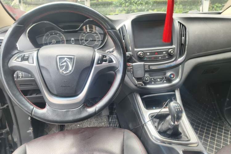 Used Baojun 560 2015 1.8L manual luxury version Center Console