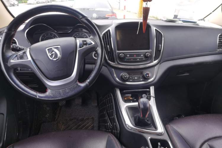 Used Baojun 560 2015 1.8L manual luxury version Center Console