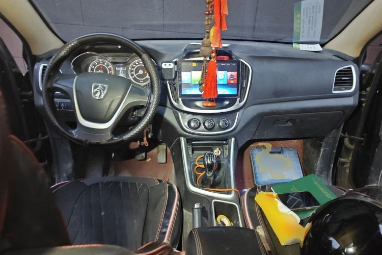 Used Baojun 560 2015 1.8L manual Comfort trim level Center Console