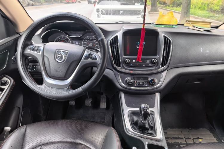 Used Baojun 560 2015 1.8L manual luxury version Center Console