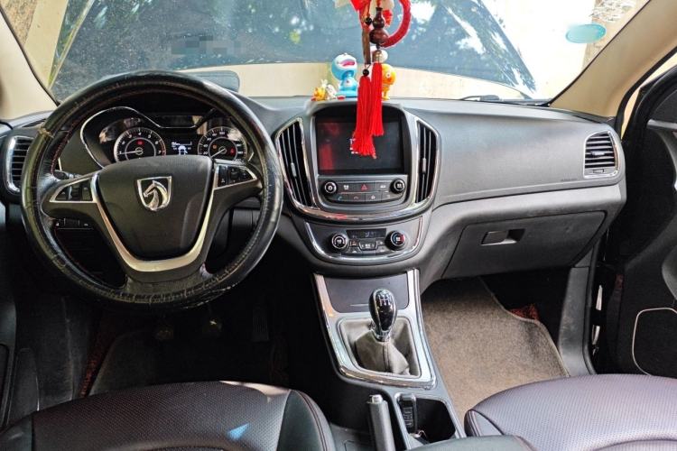 Used Baojun 560 2015 1.8L manual luxury version Center Console