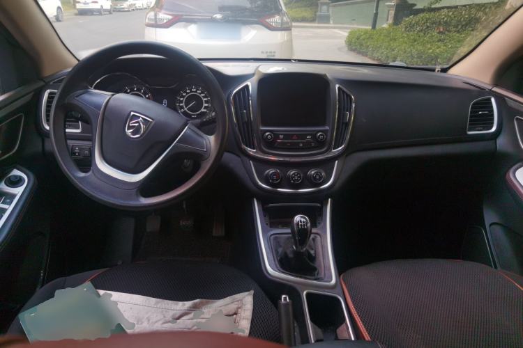 Used Baojun 560 2015 1.8L manual Comfort trim level Center Console