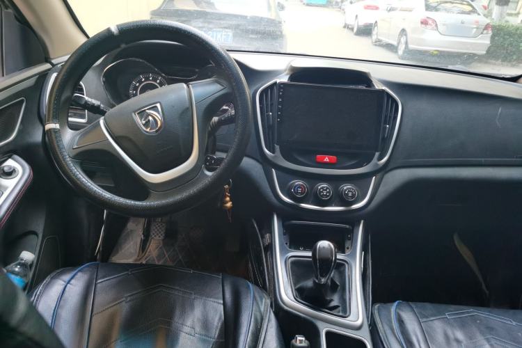 Used Baojun 560 2015 1.8L manual Comfort trim level Center Console