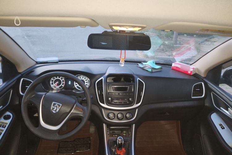 Used Baojun 560 2015 1.8L manual Comfort trim level Center Console