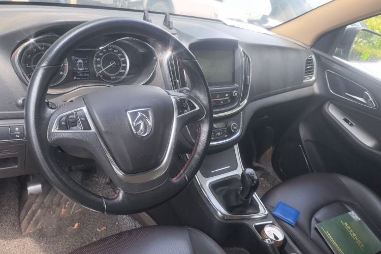 Used Baojun 560 2015 1.8L manual luxury version Center Console