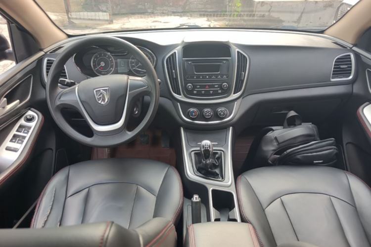 Used Baojun 560 2015 1.8L manual Comfort trim level Center Console