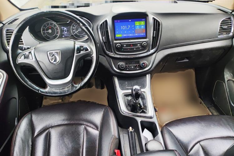 Used Baojun 560 2015 1.8L manual luxury version Center Console