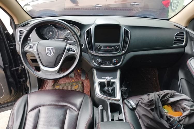 Used Baojun 560 2015 1.8L manual luxury version Center Console