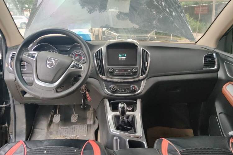 Used Baojun 560 2015 1.8L Manual Elite Edition Center Console
