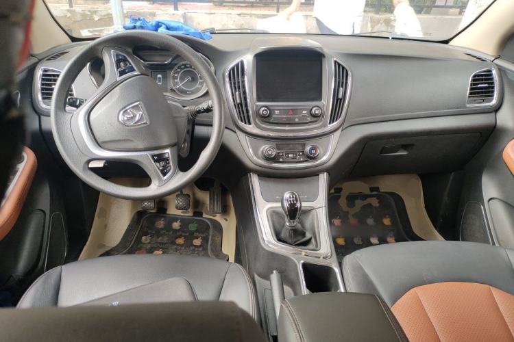 Used Baojun 560 2015 1.8L Manual Elite Edition Center Console