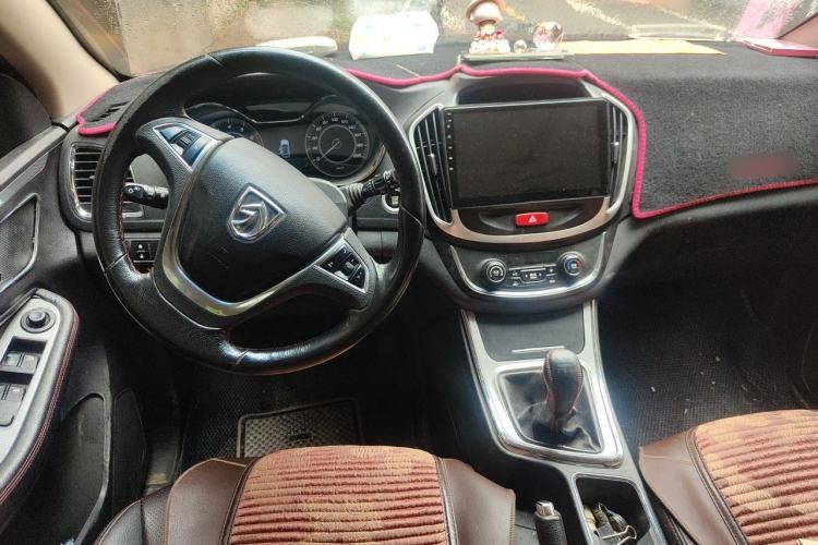 Used Baojun 560 2015 1.8L manual luxury version Center Console