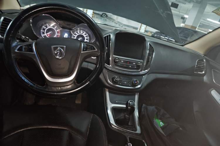 Used Baojun 560 2015 1.8L manual luxury version Center Console