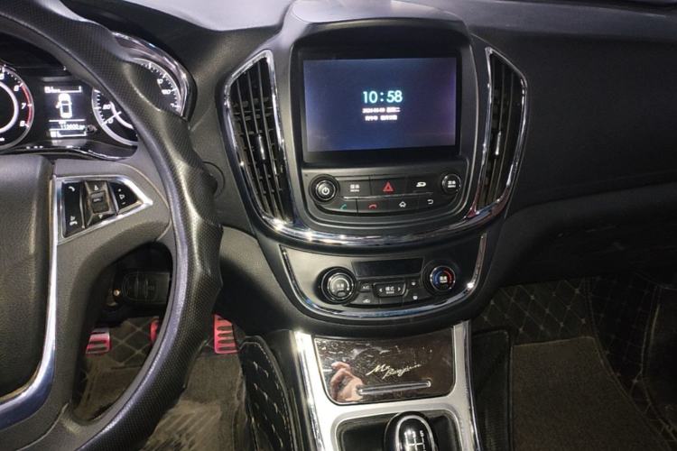 Used Baojun 560 2015 1.8L Manual Elite Edition Center Console