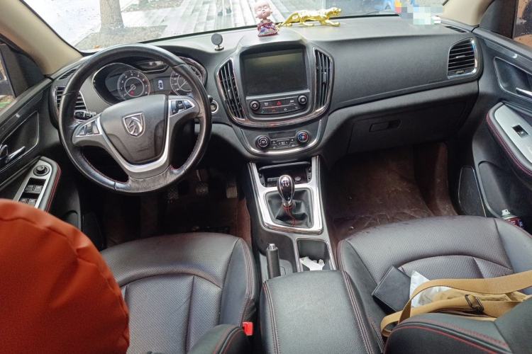 Used Baojun 560 2015 1.8L manual luxury version Center Console