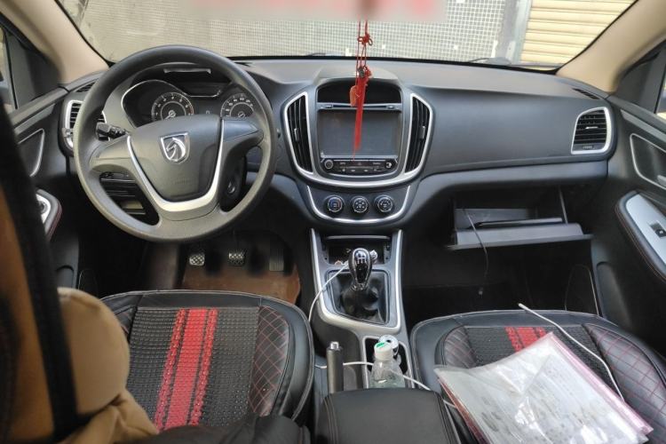 Used Baojun 560 2015 1.8L manual Comfort trim level Center Console