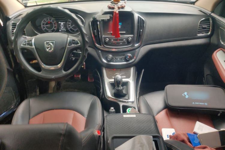 Used Baojun 560 2015 1.8L Manual Elite Edition Center Console