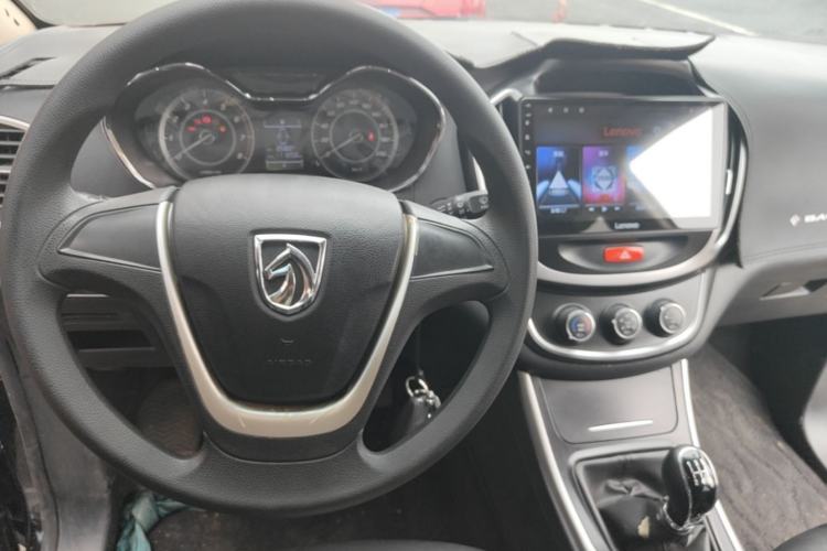 Used Baojun 560 2015 1.8L manual Comfort trim level Center Console