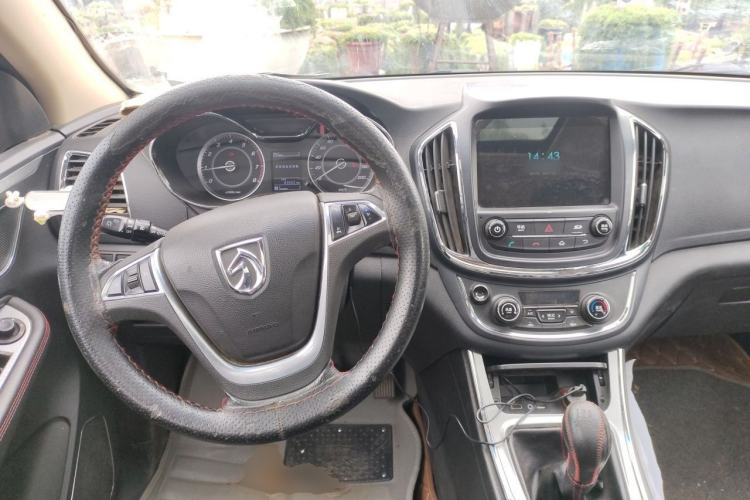 Used Baojun 560 2015 1.8L manual luxury version Center Console