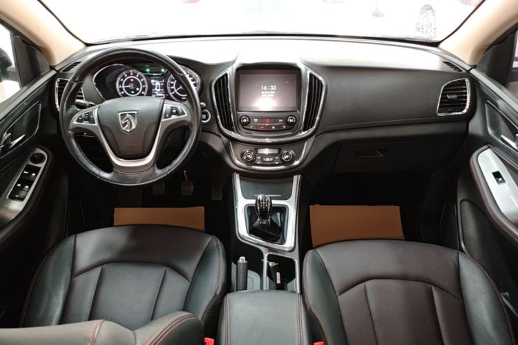 Used Baojun 560 2015 1.8L manual luxury version Center Console