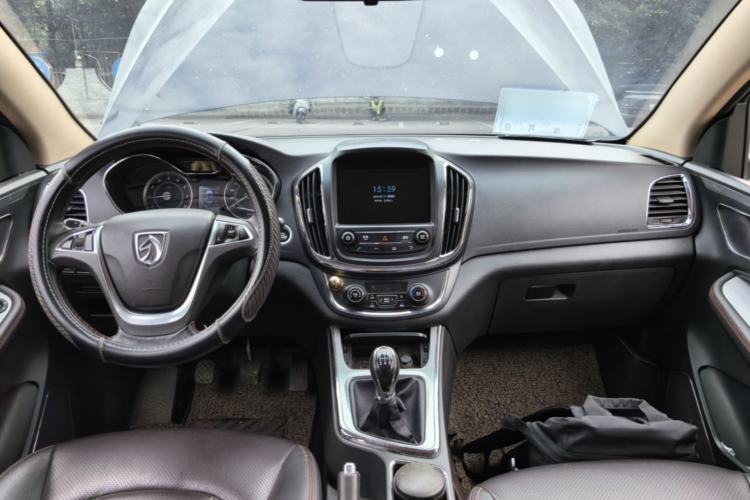 Used Baojun 560 2015 1.8L manual luxury version Center Console
