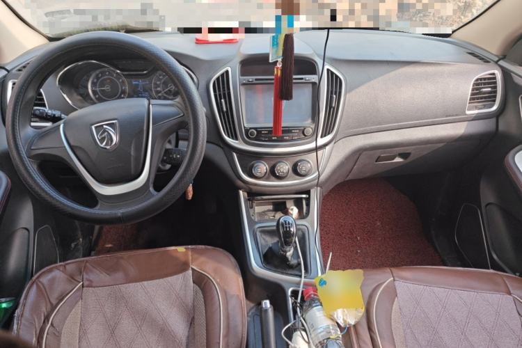 Used Baojun 560 2015 1.8L manual Comfort trim level Center Console